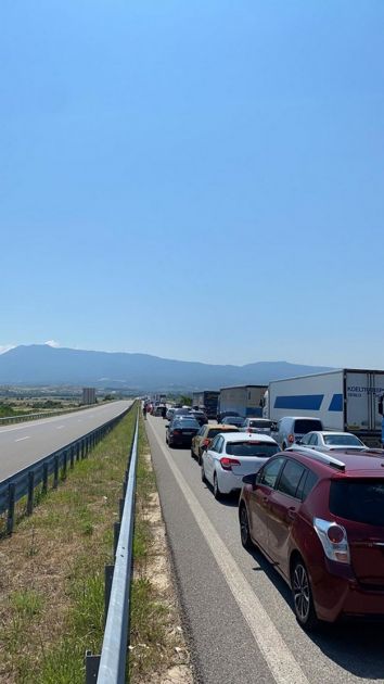 Haos na granici sa Grčkom, kolone 13 kilometara, čeka se satima (FOTO)