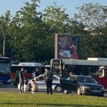 Haos na kružnom toku kod opštine Novi Beograd: Sudar gradskog autobusa i putničkog automobila - Hitna i policija na licu mesta (FOTO/VIDEO)