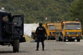 Tenzije na severu Kosova: Blokada, suzavac, snajperisti, helikopteri; EU poziva na smirenje, a rešenje?