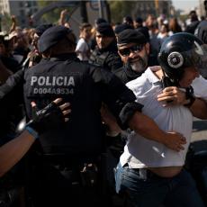 Haos na ulicama Barselone: Policija tražila veće plate, separatisti organizovali protest! (FOTO)
