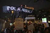 Haos tokom Cezara: Suzavac, baklje, policija, crveni tepih - Industrija štiti silovatelje VIDEO