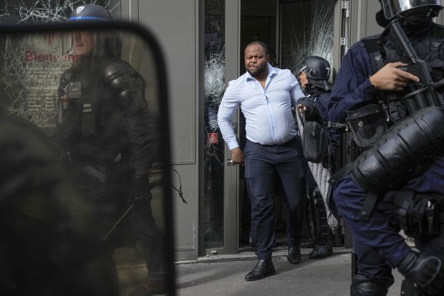 Haos u Francuskoj: Na protestu povređena tri policajca VIDEO