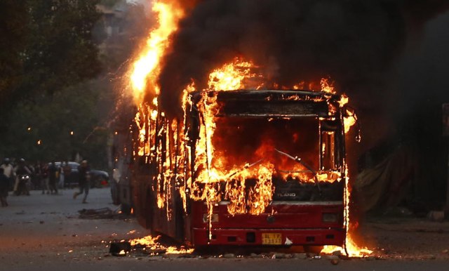 Ovo je duboko uznemirujuće; Gore autobusi, policija upotrebila suzavac VIDEO/FOTO
