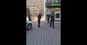Haos u Ljubljani: Muškarac naoružan sa dva noža nasrtao na policiju, trebalo im sat vremena da ga savladaju
