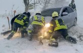 Haos u Nemačkoj zbog snežne oluje: Putnici zaglavljeni u vozilima