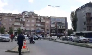 Haos u Prištini: Šofer umalo zgazio pešaka, a onda je nastala opšta tuča (VIDEO)