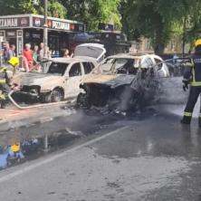 Haos u Subotici! Automobil planuo na ulici, vatra zahvatila još jedno vozilo (VIDEO)
