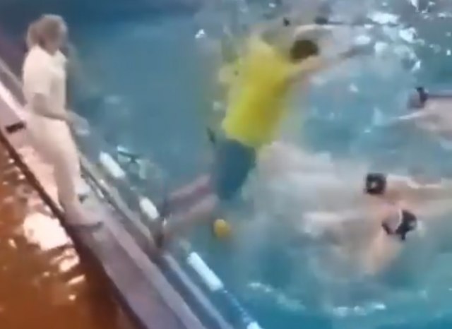 Haos u bazenu – trener skočio na glavu igraču VIDEO