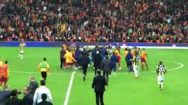Haos u derbiju Istanbula, tukli su igrači Galate i Fenera
