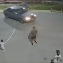 Haotična scena u parkiću u Bugojnu: Mladić automobilom uleteo među decu na igralištu - uznemireni građani uputili apel (VIDEO)