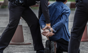 Hapšenje u Kragujevcu: Zadavio ženu golim rukama, pa iz stana odneo sve dragocenosti