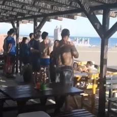 Hej Sloveni, još ste živi! Cela plaža je ustala na noge kada je sa razglasa puštena jugoslovenska himna! (VIDEO)