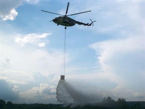 Helikopter Oružanih snaga BiH gasi požare kod Čapljine i Čitluka