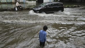 Helikopteri spasli putnike iz voza blokiranog poplavama u Indiji
