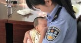 Heroina u uniformi: Policajka podojila bebu osumnjičene