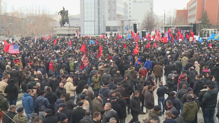 Hiljade Kosovara protestom traže povratak Haradinaja