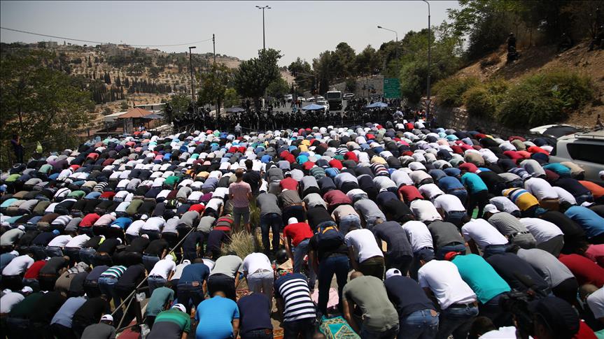 Hiljade Palestinaca džumu-namaz klanjalo na ulicama oko džamije Al-Aksa