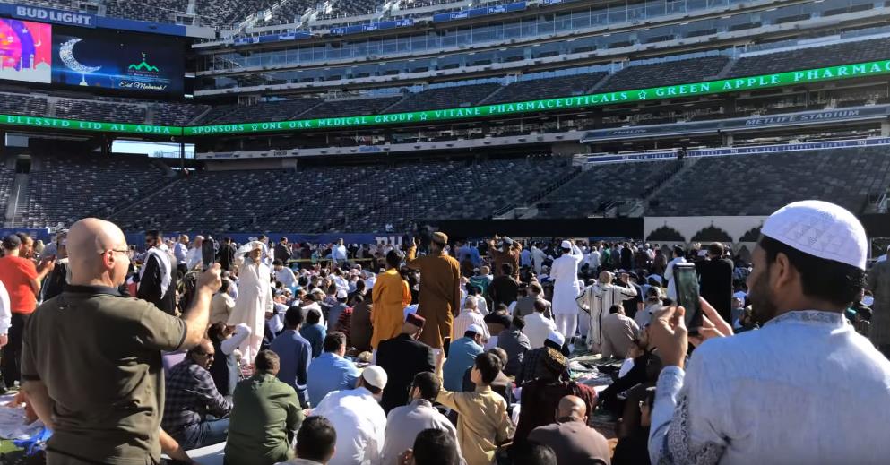 Hiljade američkih muslimana klanjalo bajram-namaz na stadionu MetLife u New Jerseyu (Video)