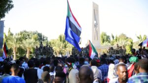 Hiljade demonstranata ispred predsedničke palate u Kartumu zahteva da vojska preuzme vlast