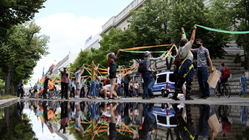Hiljade ljudi formiralo živi lanac protiv rasizma u Berlinu 