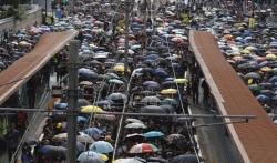 Policija suzavcem na hiljade ljudi na demonstracijama kod Hong Konga