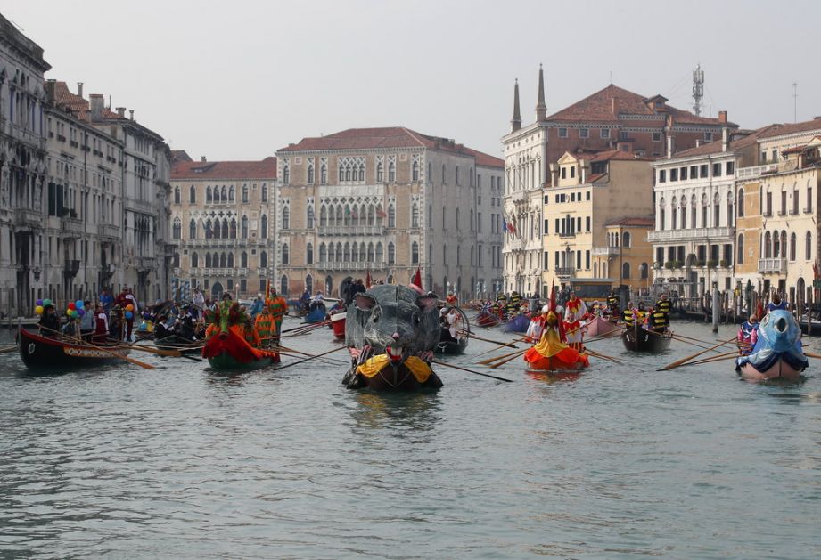 Hiljade ljudi na početku karnevala u Veneciji