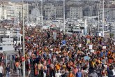 Hiljade ljudi na protestu podrške humanitarnom brodu FOTO