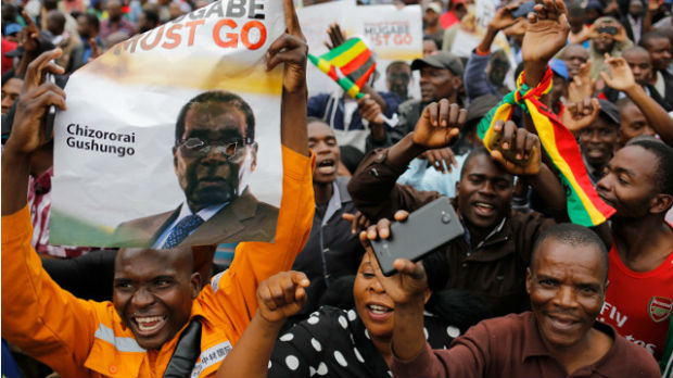 Hiljade ljudi na ulicama Hararea, očekuju pad Mugabea