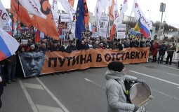 
					Hiljade ljudi na ulicama Moskve u čast ubijenog ruskog opozicionara Nemcova 
					
									