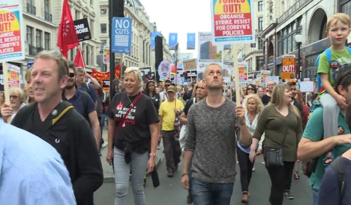 Hiljade ljudi protestuje protiv Tereze Mej u Londonu