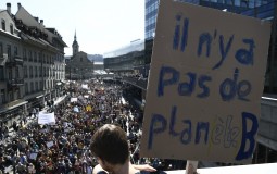 
					Hiljade ljudi u Bernu na protestu zbog klimatskih promena 
					
									