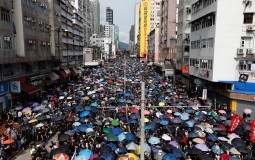 
					Policija suzavcem na hiljade ljudi na protestu kod Hongkonga 
					
									