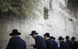 
					Hiljade vernika se molilo pred Zidom plača uoči Jom Kipura 
					
									