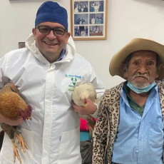Hirurg objavio sliku sa pacijentom i dve kokoške: Priča koja stoji iza nje će vas RASPLAKATI (FOTO)