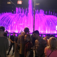 Hit na Fejsu! Nakon otvaranja muzičke fontane stižu pozivi za rejv i kupanje na Slaviji (FOTO)