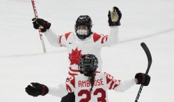 Hokejašice Kanade i Rusije odigrale utakmicu sa maskama