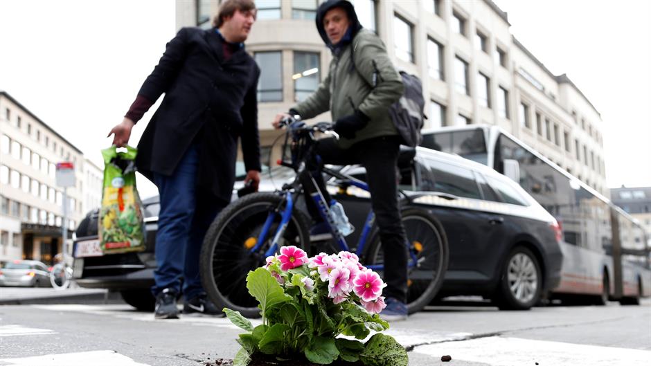 Holanđanin u Briselu cvećem krpi rupe na putu