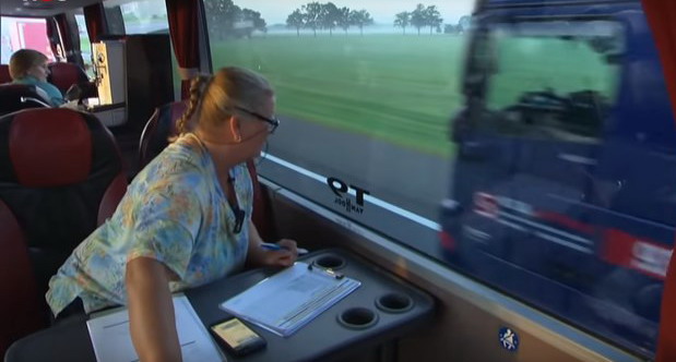 Holandska policija iz autobusa špijunira vozače koji koriste mobilni