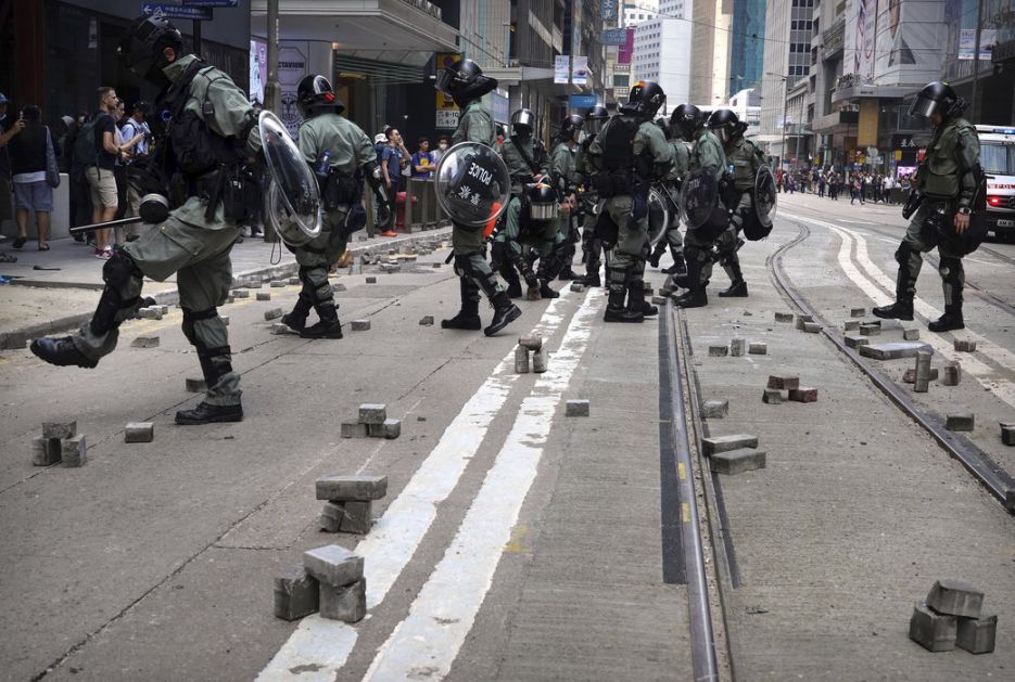 Hong Kong: Demonstranti gađali policajce strelama