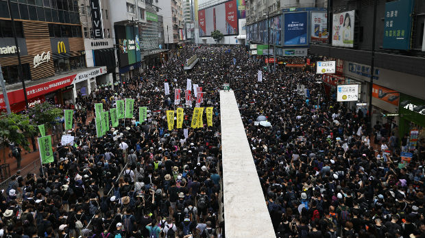 Hong Kong: Desetine hiljada na ulicama, traže ostavke