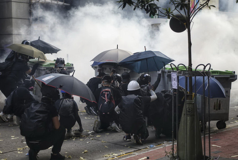 Hongkong: Policija suzavcem na demonstrante