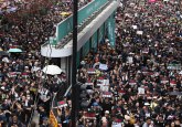 Hongkong: Demonstranti razbijali prozor, policija na njih pendrecima i suzavcima VIDEO