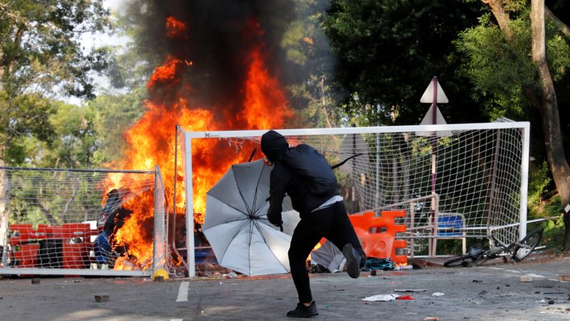 Hongkong: Policija baca suzavac, demonstranti ih gađaju strelama