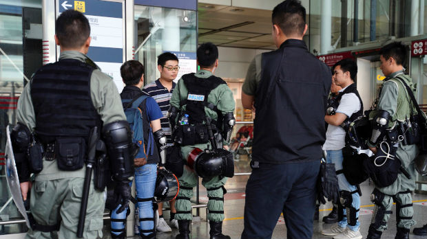 Hongkong, policija sprečila demonstrante da blokiraju aerodrom