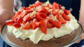 Hrana i običaji: Svečana torta od jagoda, simbol švedskog Festivala u čast leta
