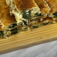 Hrskava i sočna, a gotova za samo 30 minuta: Recept za pitu sa spanaćem i sirom - bez razvlačenja kora