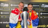 Srbin i Hrvat zagrljeni pod zastavama slave titulu