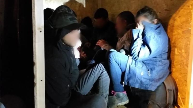 Hrvatska policija spasila devet migranata zarobljenih u drvenom sanduku