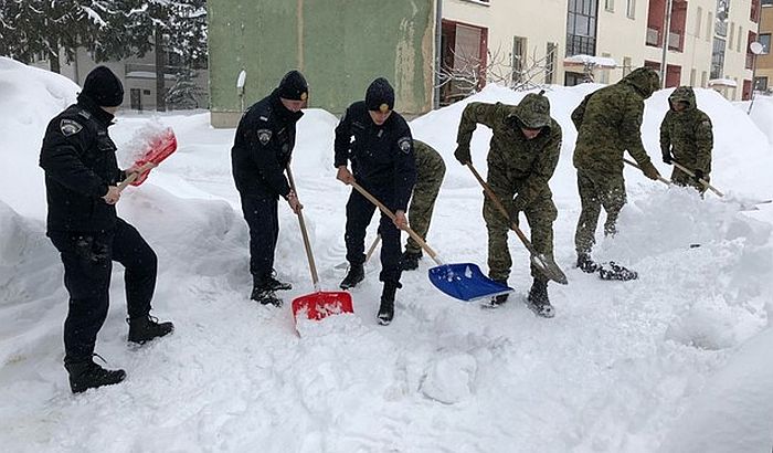 Hrvatska u blokadi zbog snega, neke škole ne rade