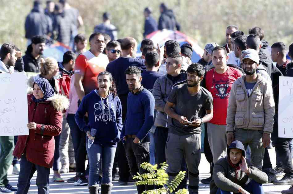 Policajci terali migrante da uzvikuju Za dom spremni